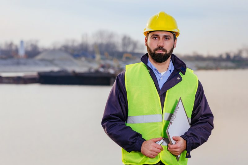 مهندس اتصالات أو ميكاترونيكس في أحد البنوك الحكومية