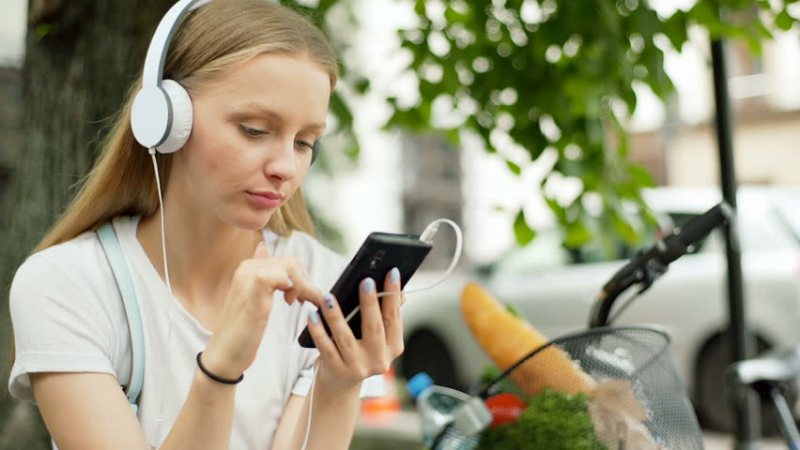 أفضل مواقع لتنمية مهارات الاستماع في اللغة الإنجليزية